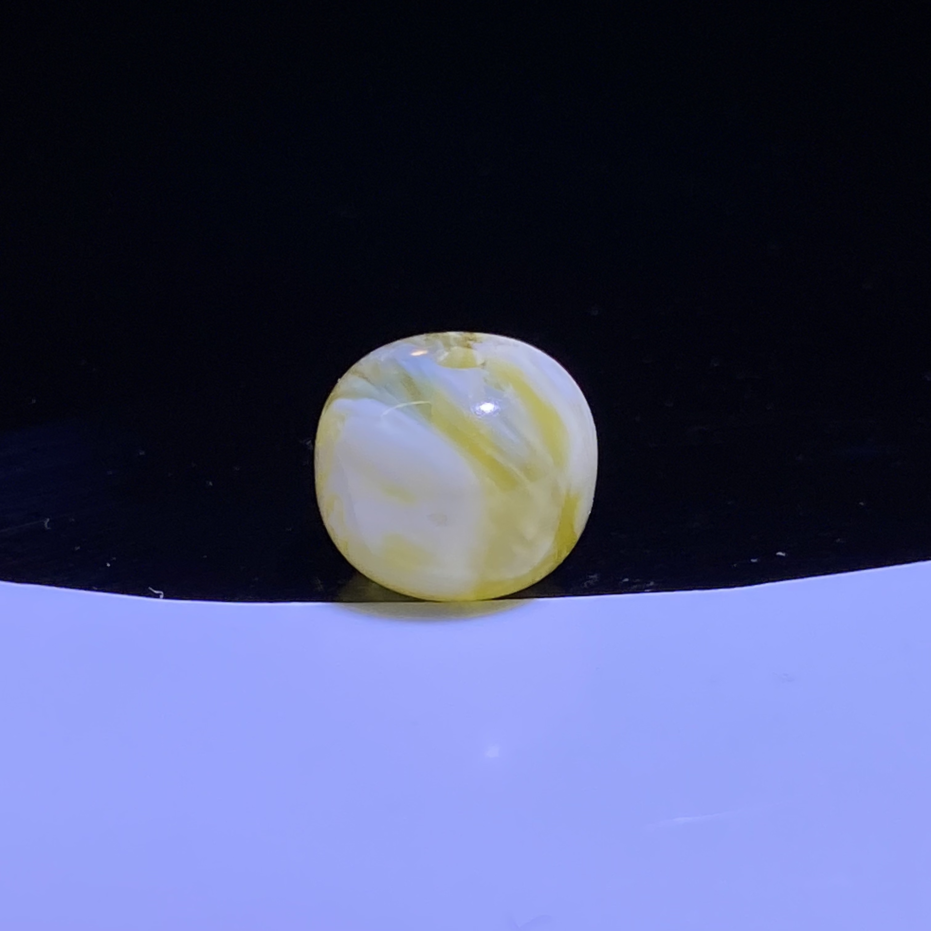 琥珀蜜蜡荧光瓷白妖花虎皮纹老型单珠10.6mm