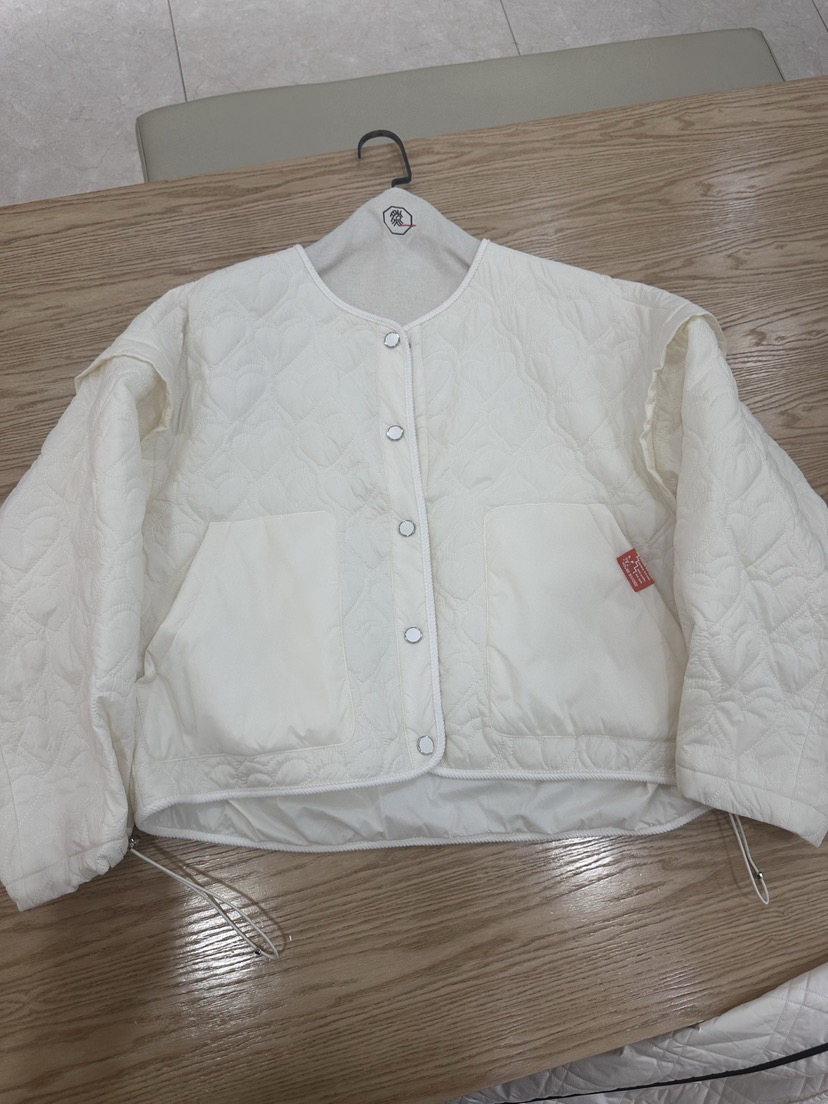 白色短款阔版棉服