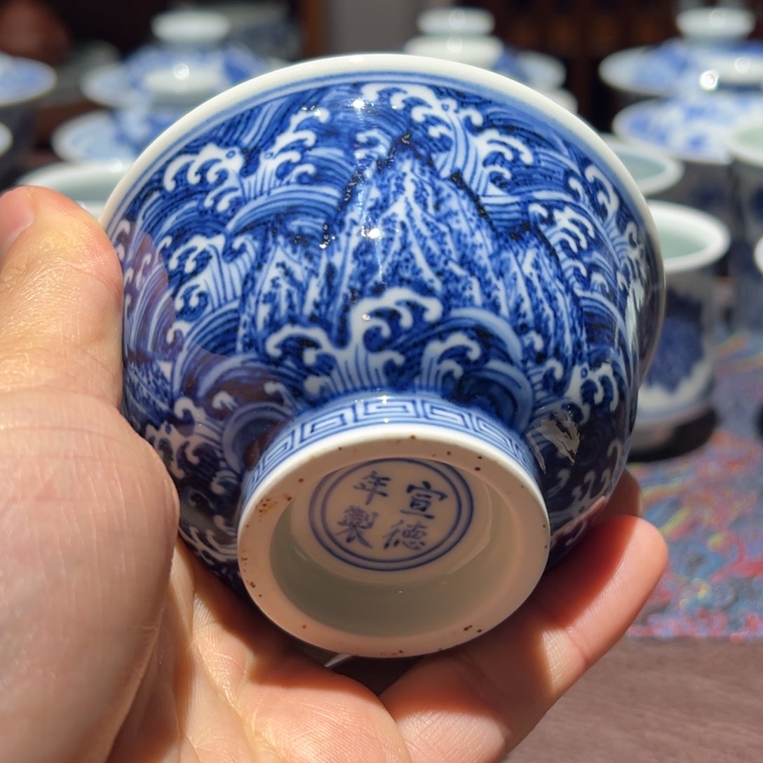 杯青花江崖海水纹压手杯口径约9.5厘米