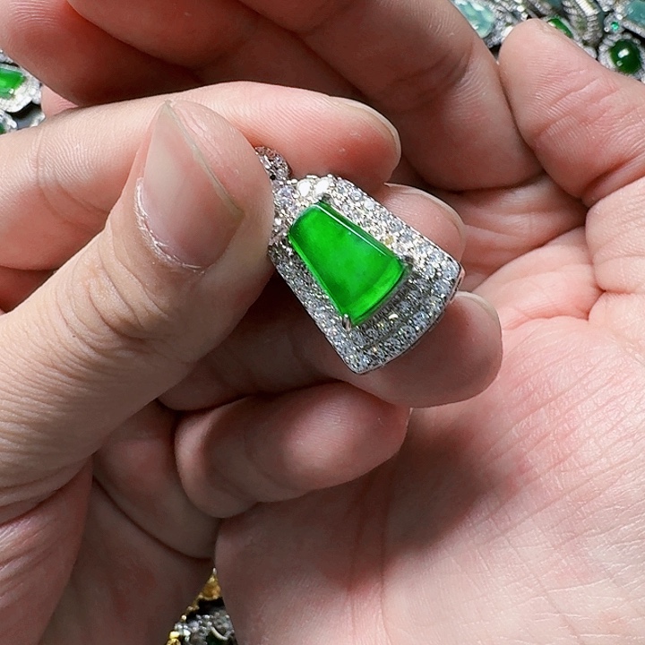 翡翠颈饰未镶嵌天然A货翡翠放漏