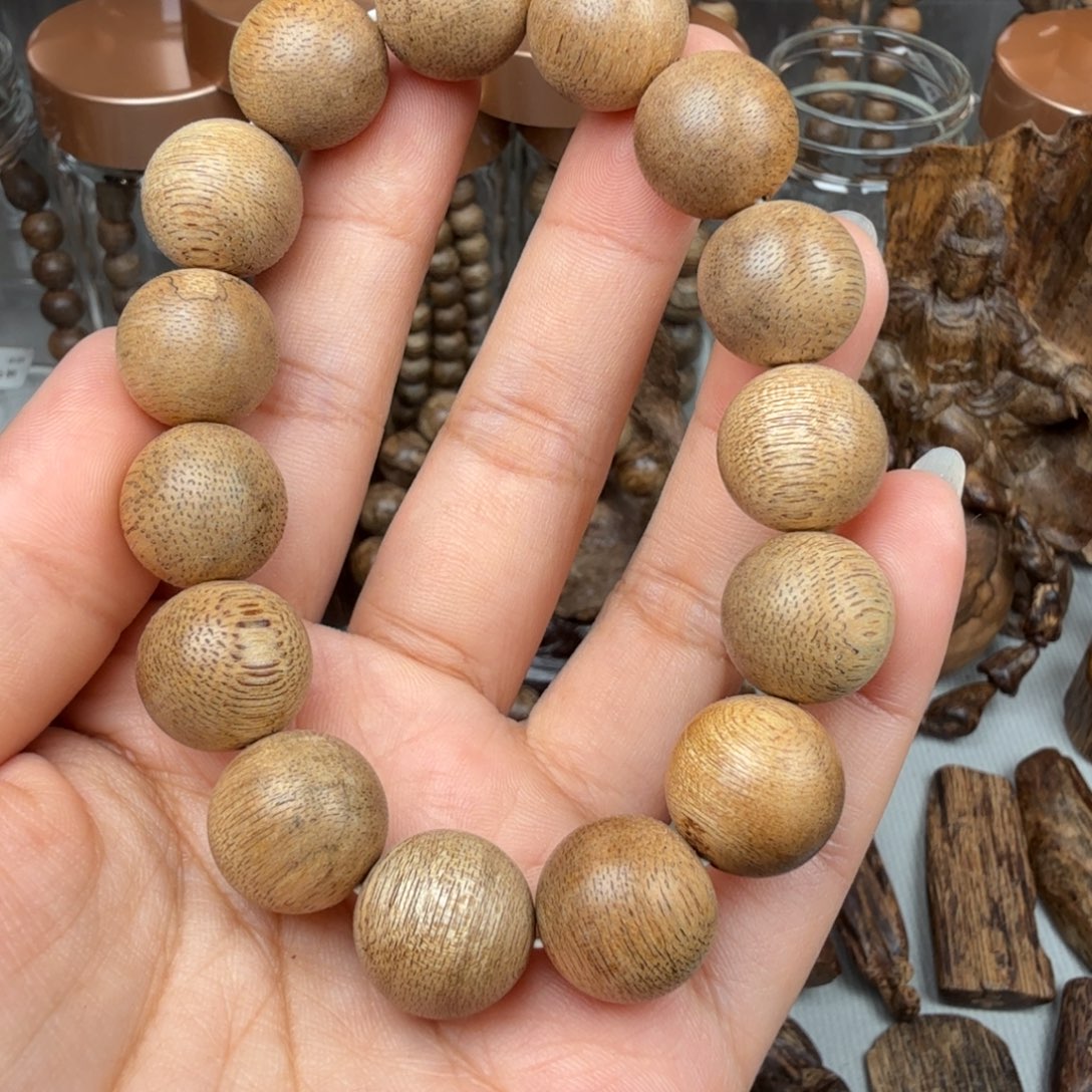 左***手沉香沉香碎屑柬埔寨菩萨 1.4*13.5 克