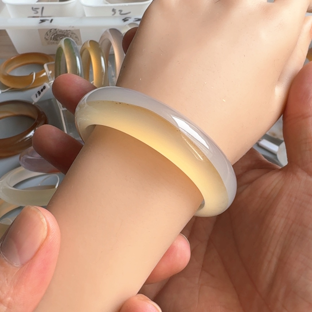 玛瑙/玉髓手镯未镶嵌56