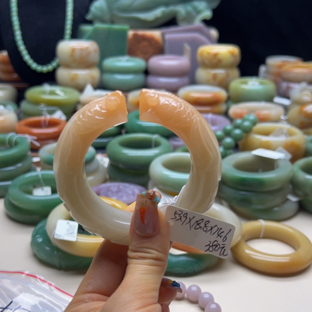 L***L石英岩玉手镯未镶嵌