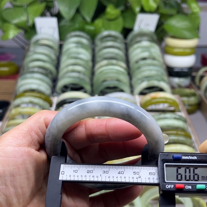 蛇纹石玉未镶嵌手镯38