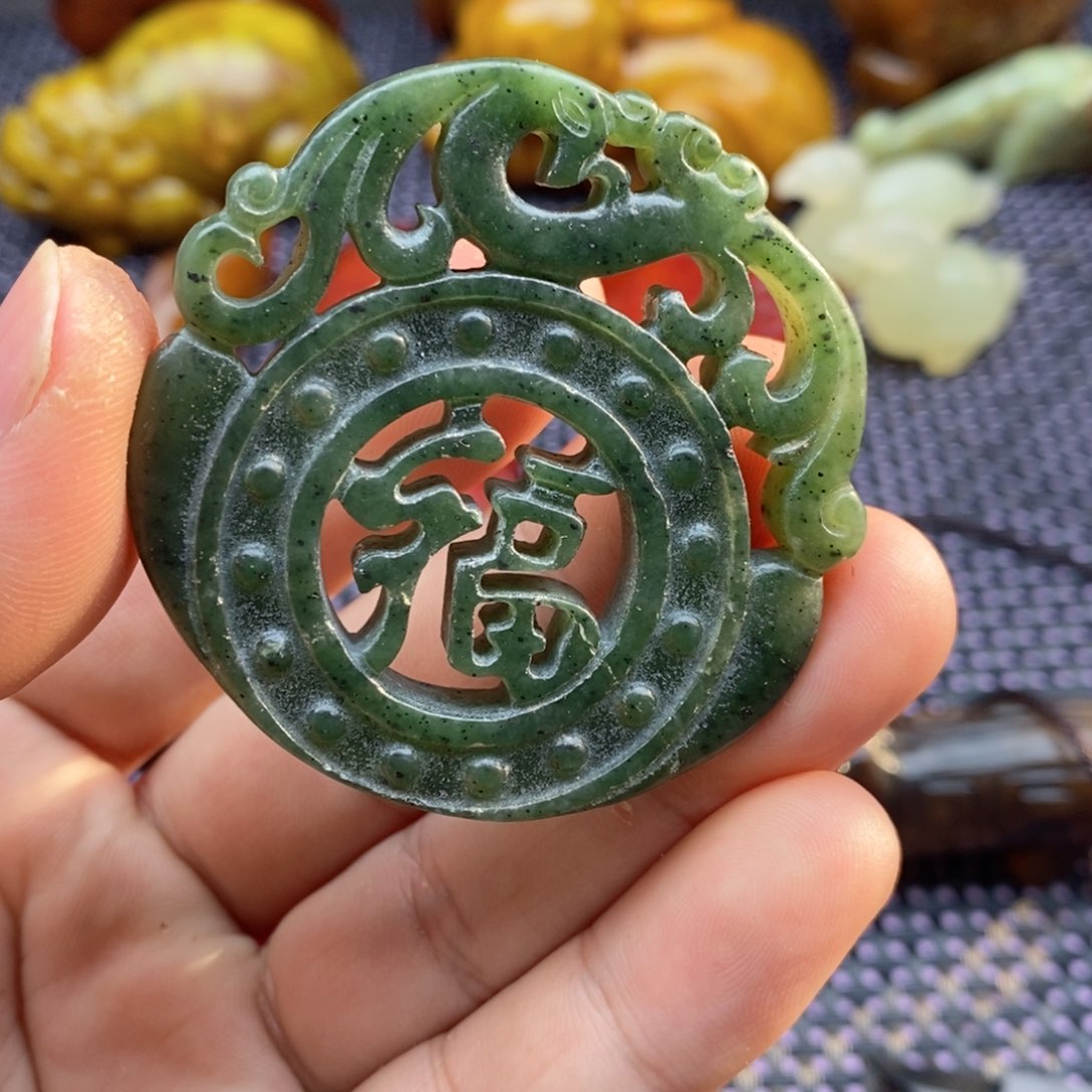 蛇纹石玉颈饰未镶嵌