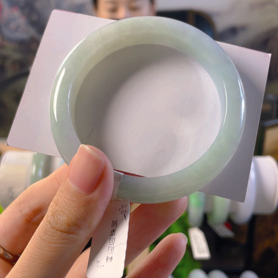 翡翠手镯未镶嵌周**?