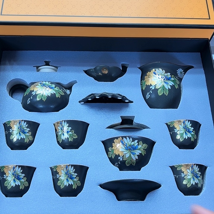 孤品茶具套装等。         