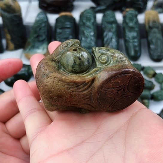 未镶嵌岫岩河磨玉（透闪石质玉）把件