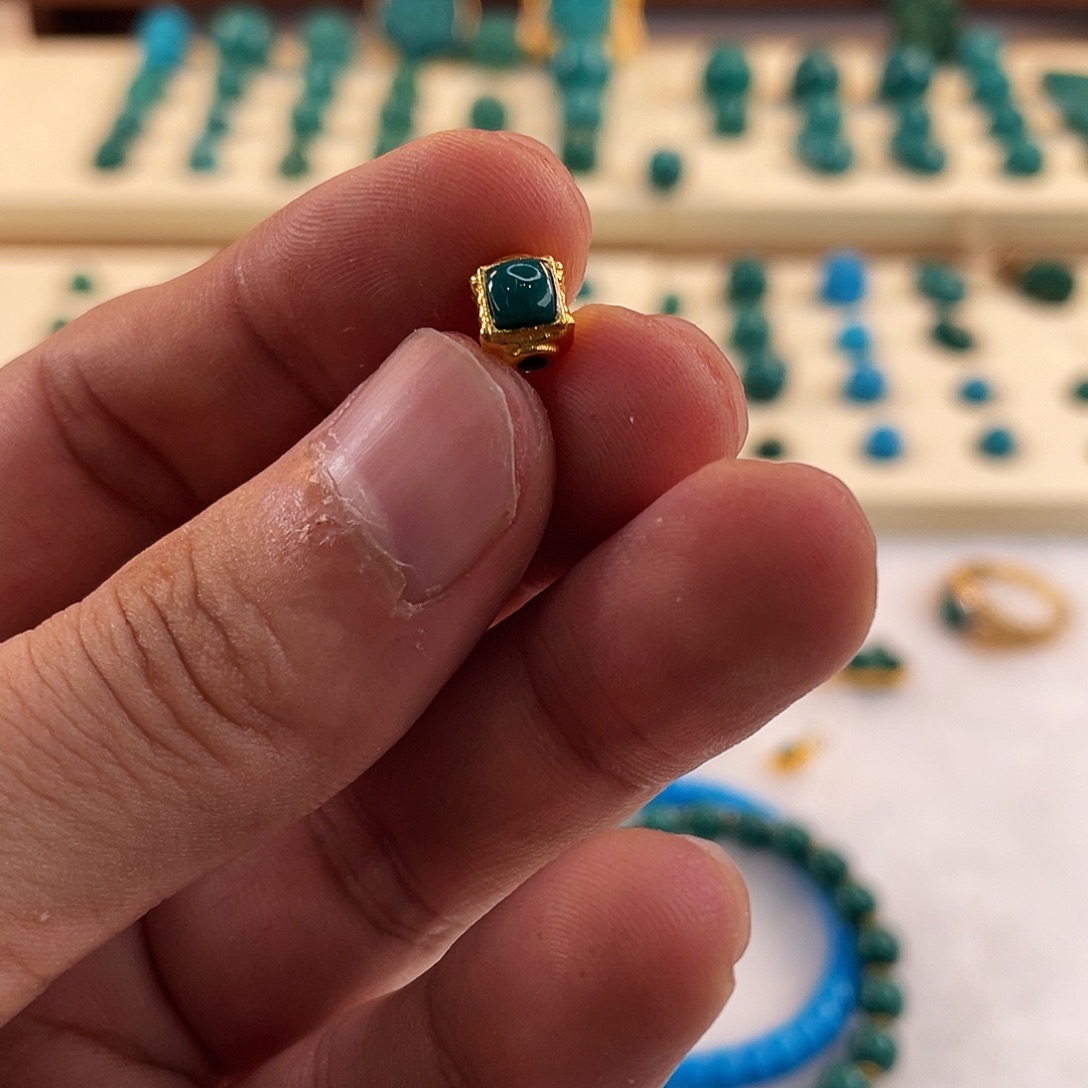 绿松石未镶嵌颈饰