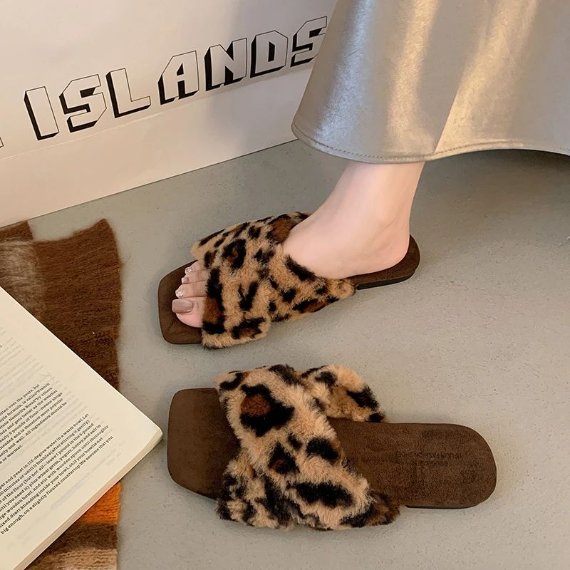 毛毛拖鞋女交叉带外穿平底2025年秋冬网红爆款时尚百搭毛绒拖鞋子