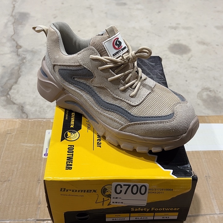 编码700号。42码防砸防刺劳保鞋。