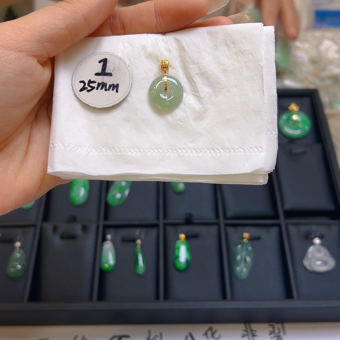 翡翠颈饰18K金镶嵌翡翠