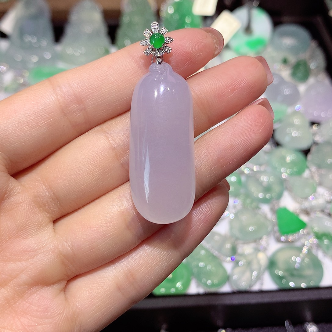 翡翠18K金镶嵌颈饰瓜