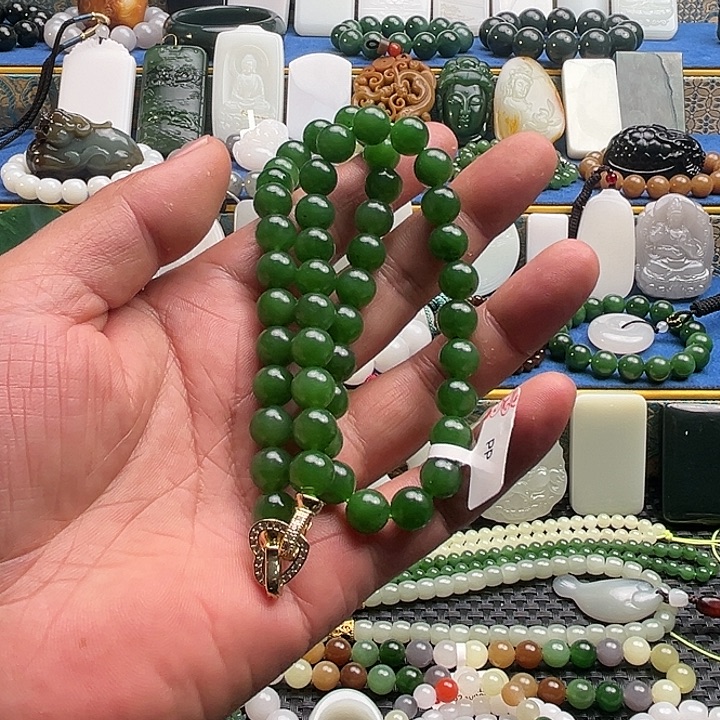 阳***地和田玉（碧玉）未镶嵌颈饰