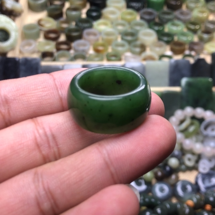 德***子和田玉未镶嵌颈饰