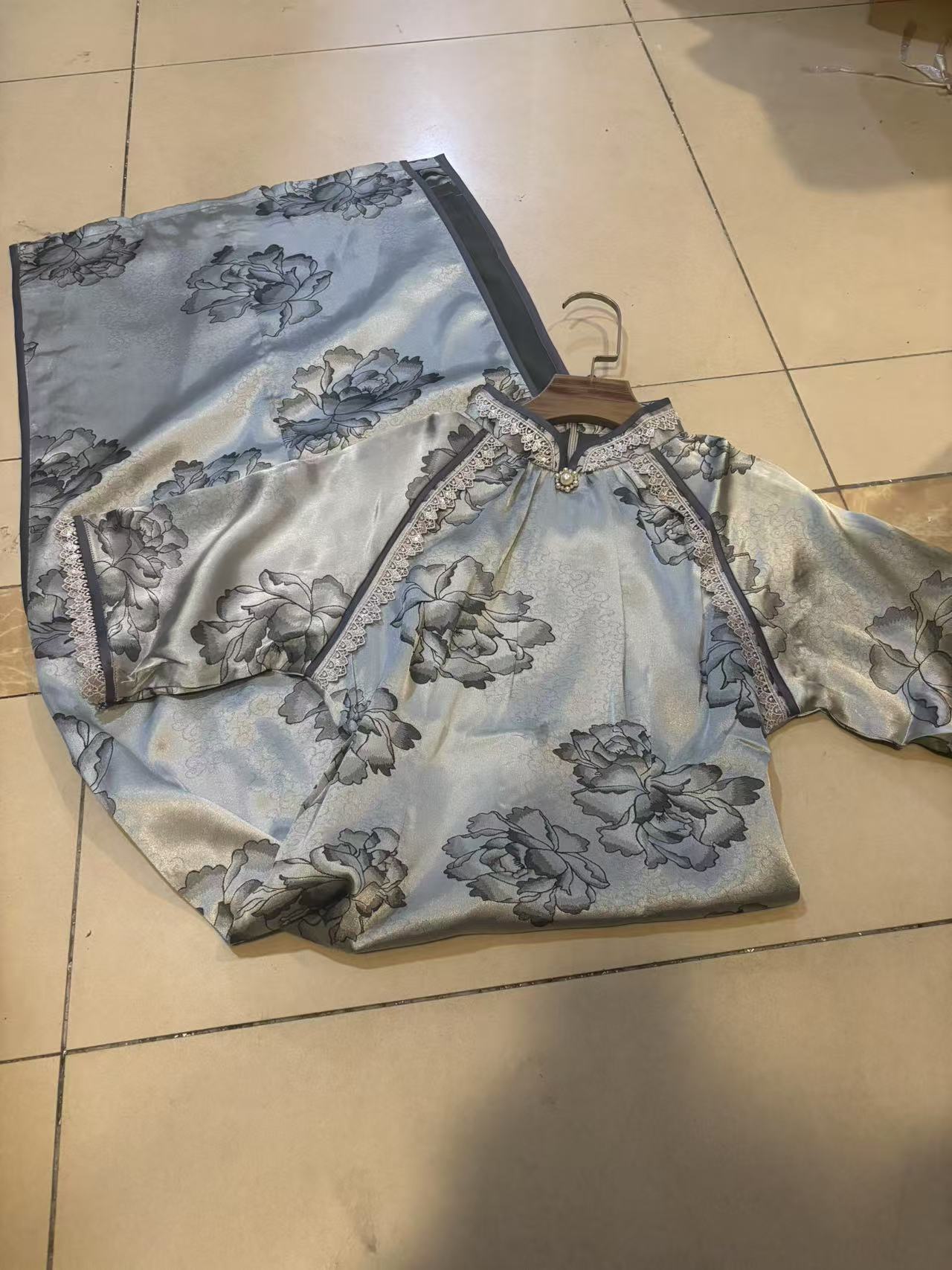 Z 0758 灰色 牡丹 花边美玲襟 旗袍