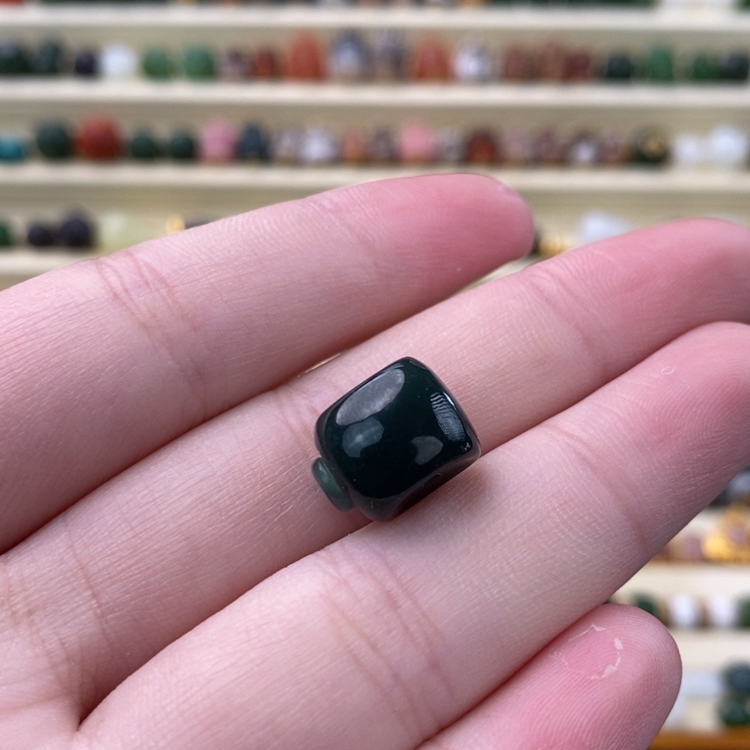 翡翠未镶嵌颈饰三通