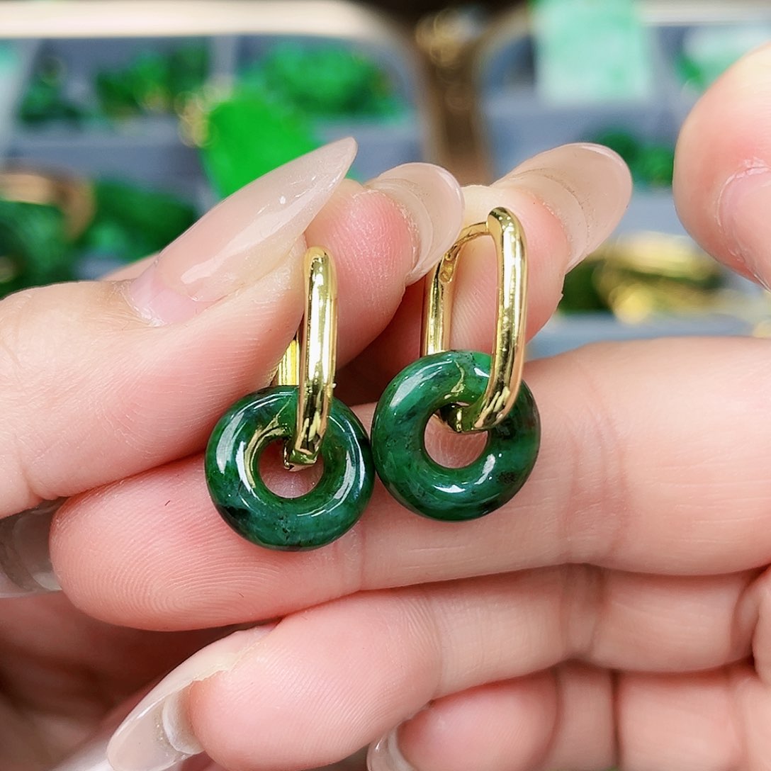 翡翠颈饰未镶嵌耳饰