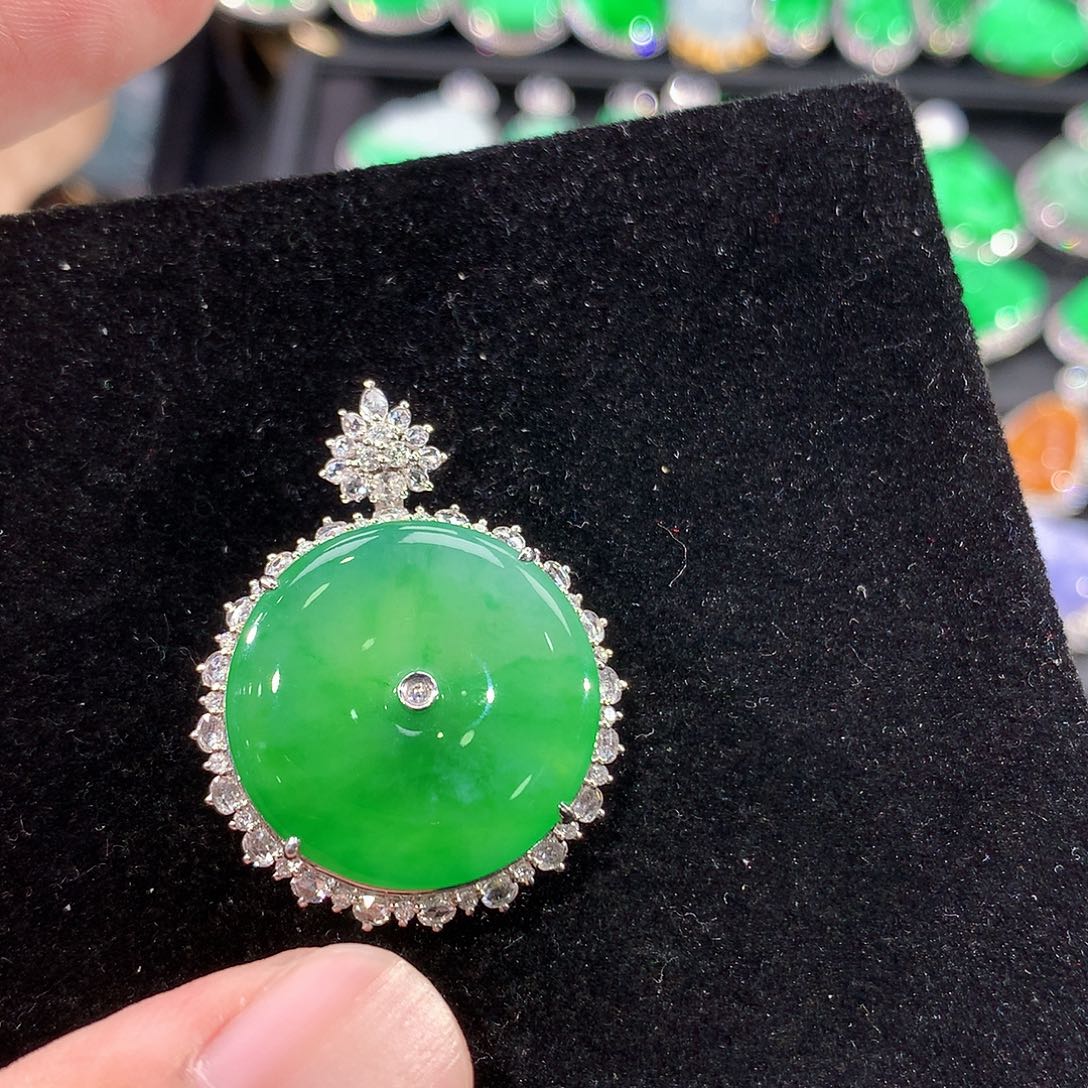 翡翠18K金镶嵌颈饰