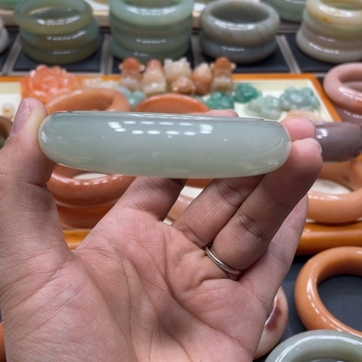 石英质玉手镯未镶嵌爱**使