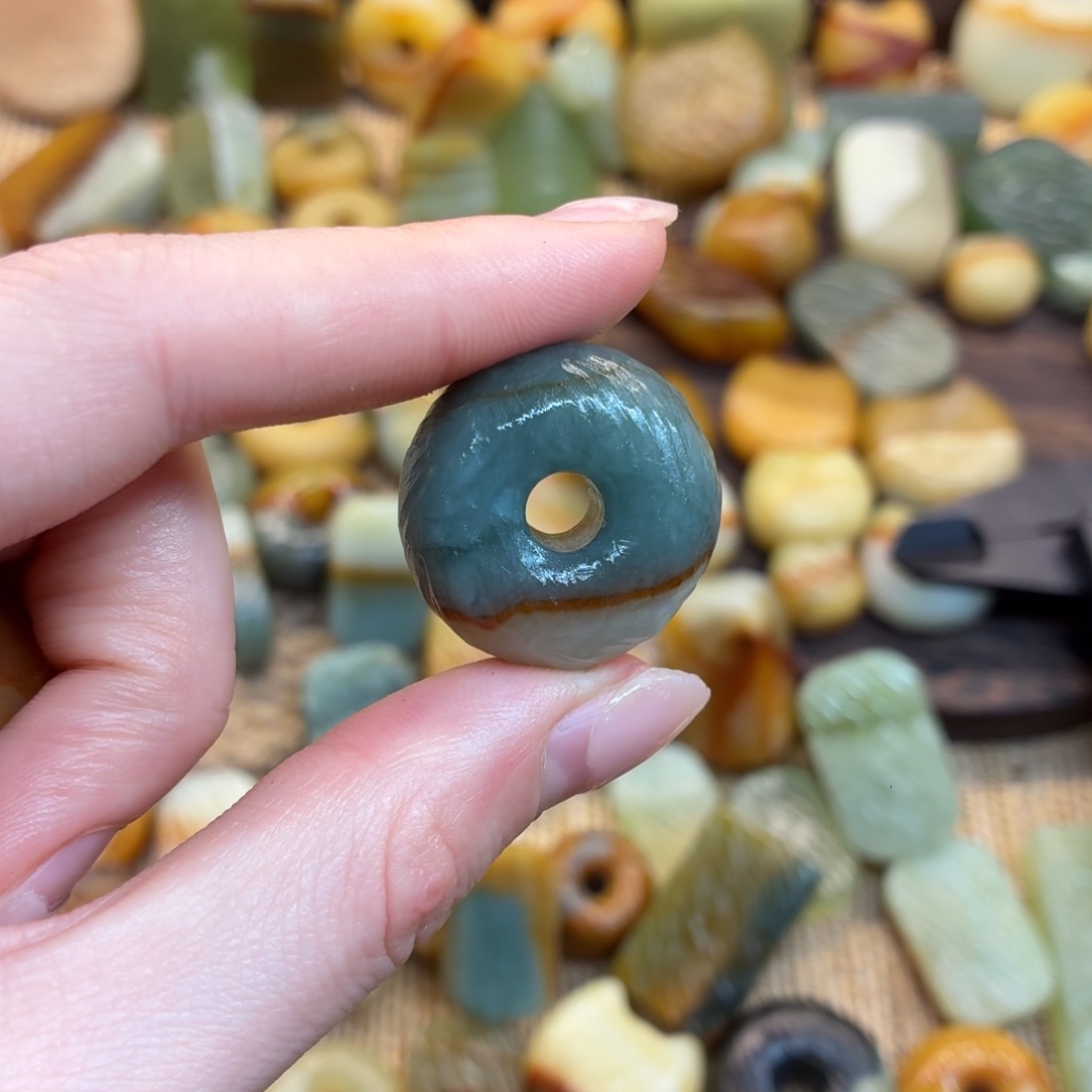 浮***丶蛇纹石玉未镶嵌颈饰