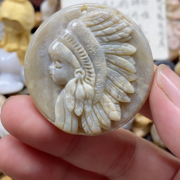 颈饰未镶嵌硅化珊瑚（珊瑚玉）