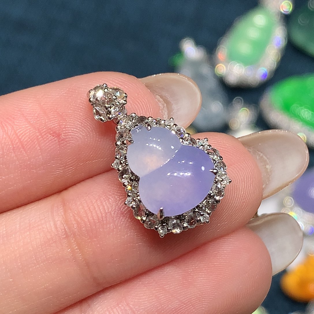 颈饰18K金镶嵌翡翠葫芦