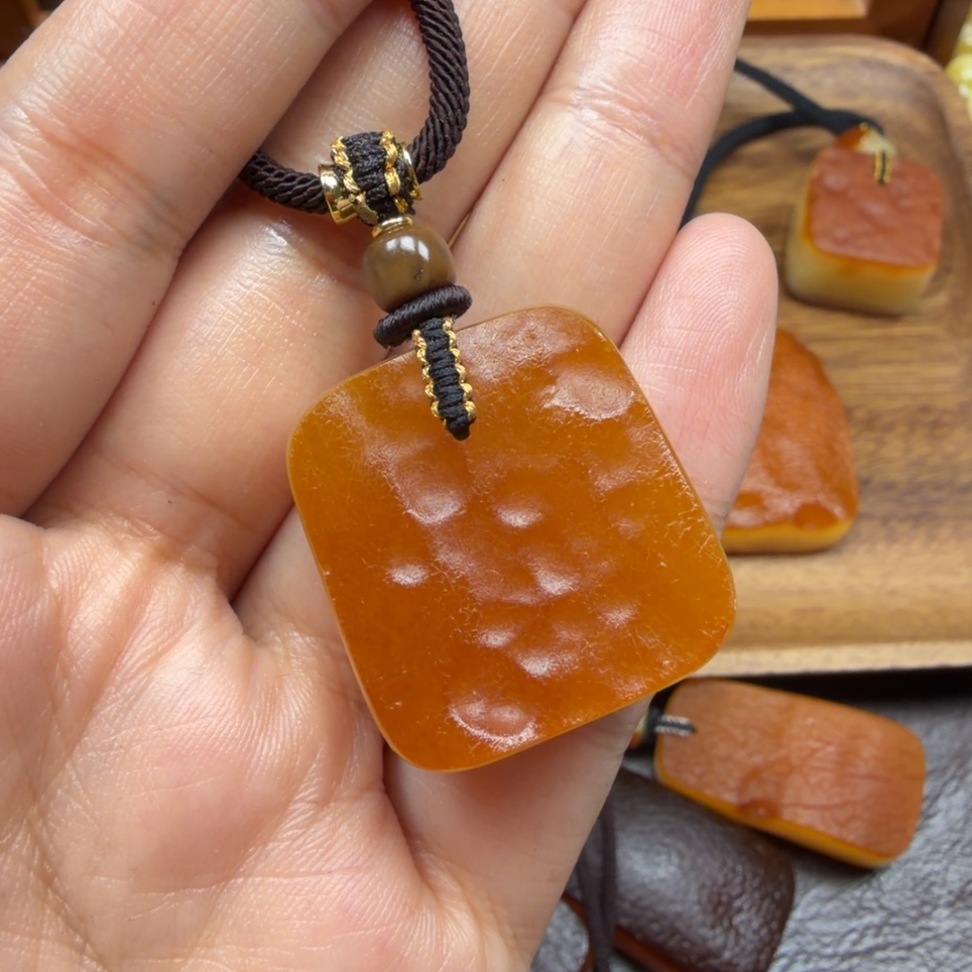 琥珀未镶嵌吊坠(赠链)
