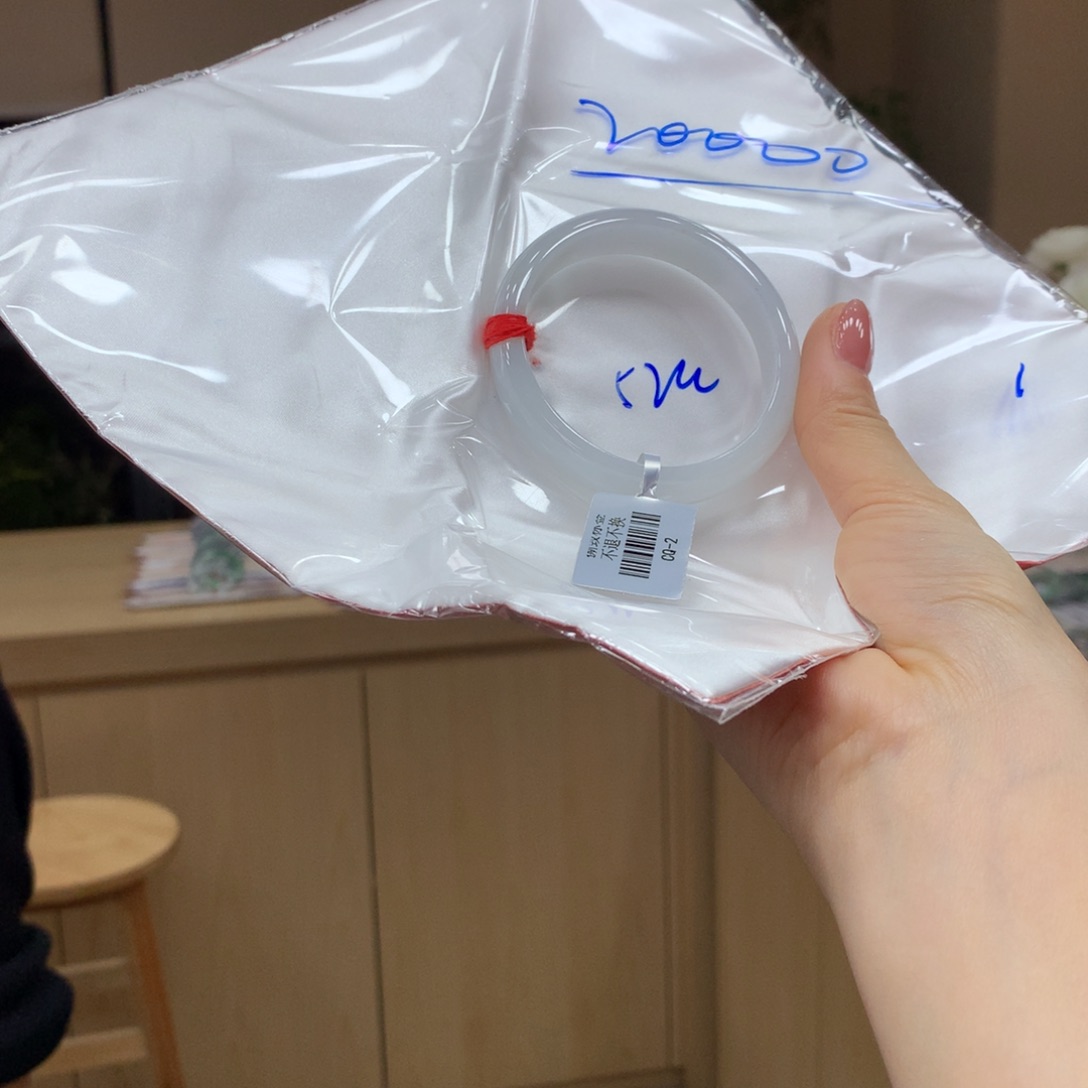 翡翠手镯未镶嵌不退不换