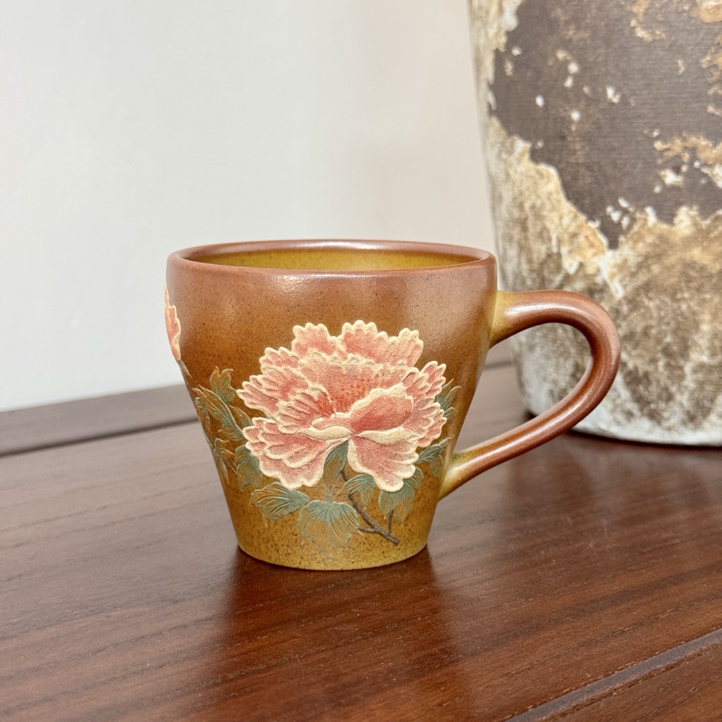 宜兴紫砂杯堆绘牡丹花主人杯手把杯黄金段柴烧茶杯办公咖啡杯160c