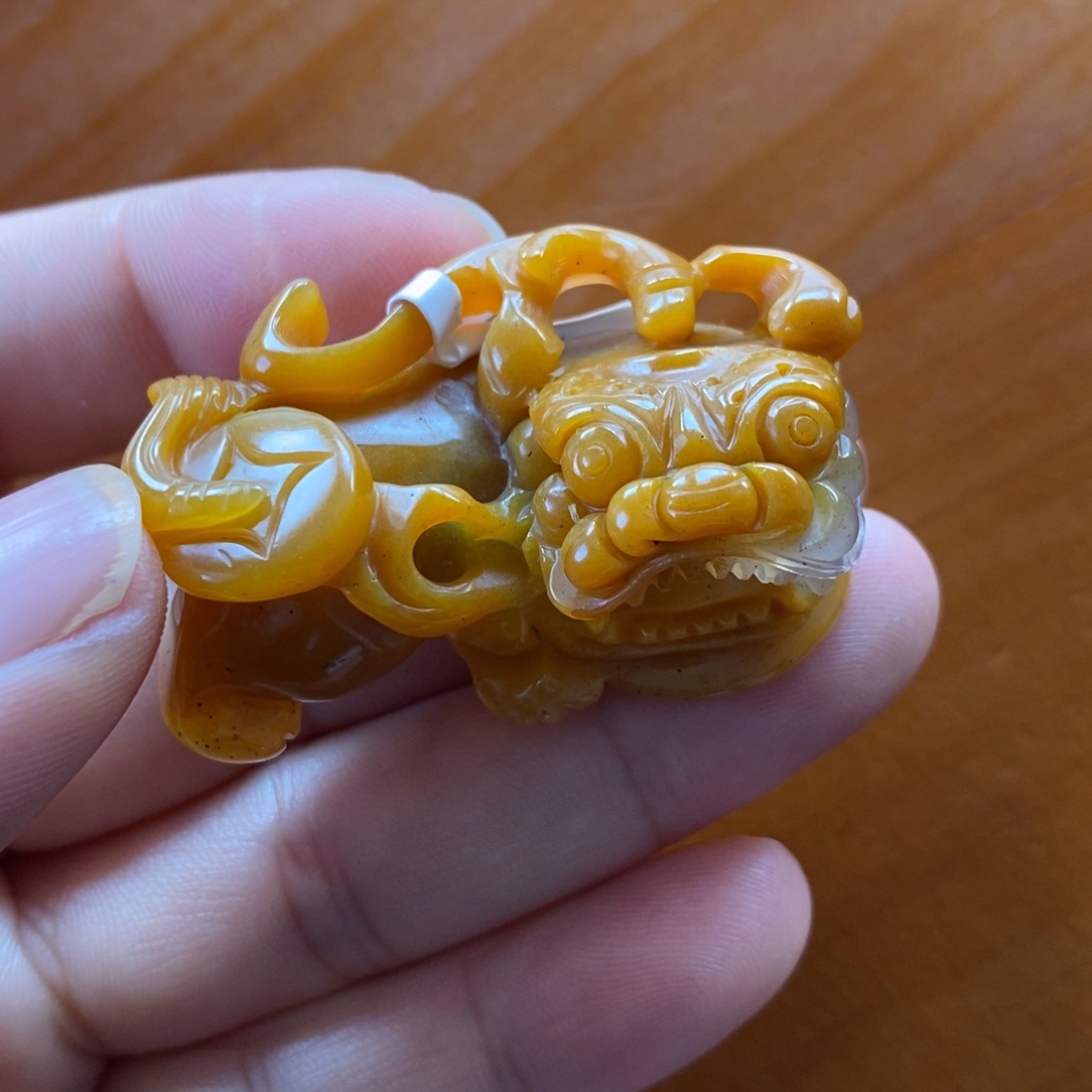 未镶嵌石英质玉（黄龙玉）颈饰