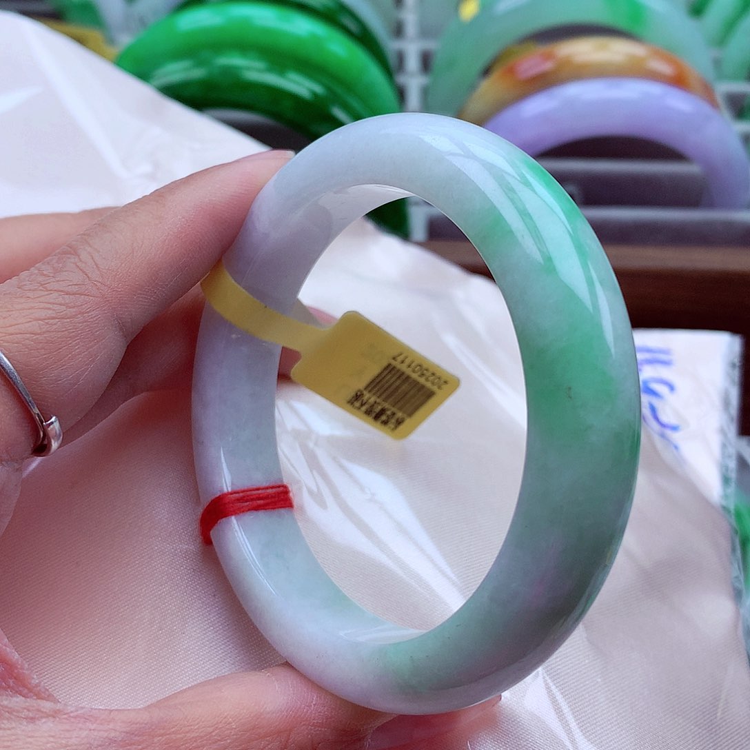 翡翠手镯未镶嵌翡翠