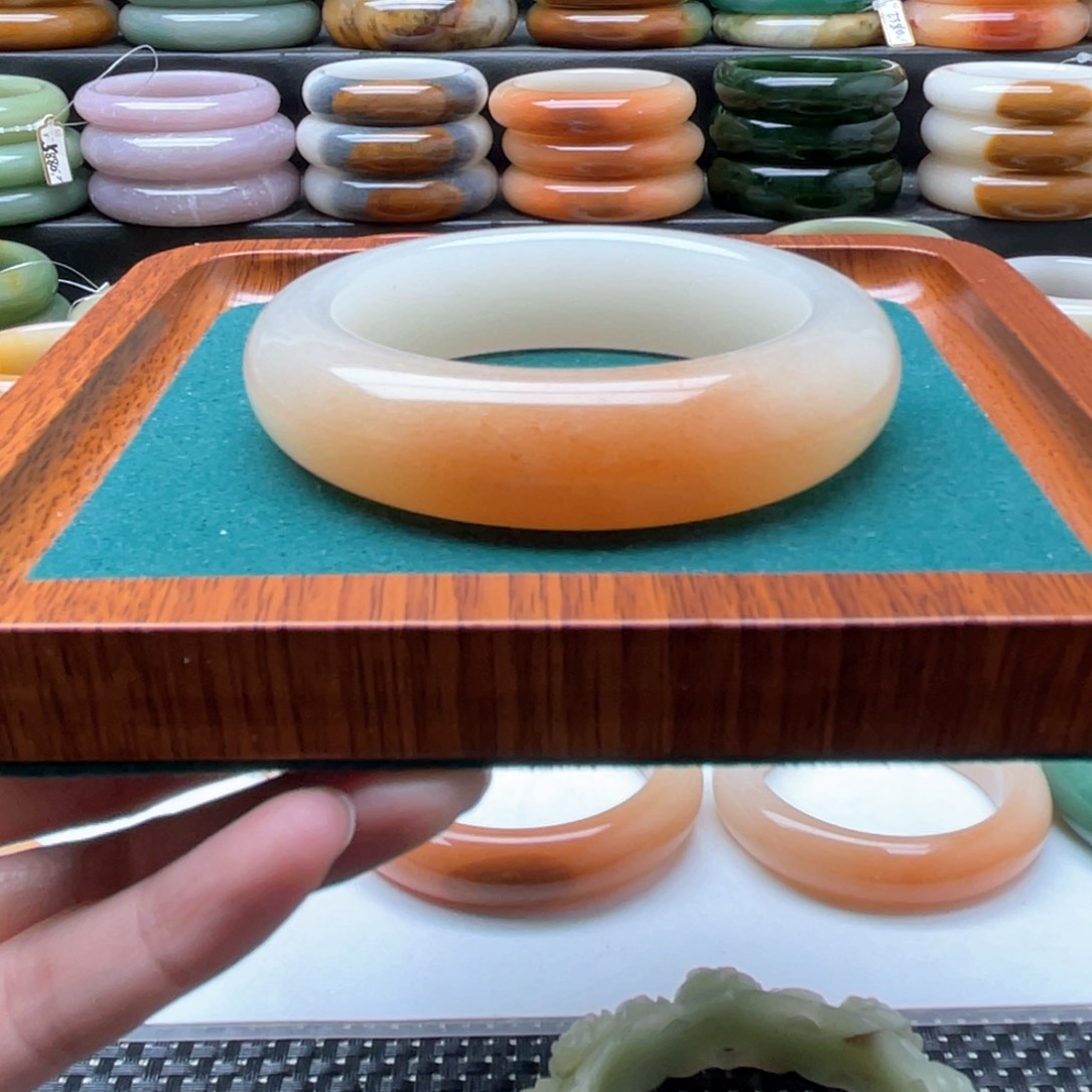 石英质玉手镯未镶嵌哭****迷