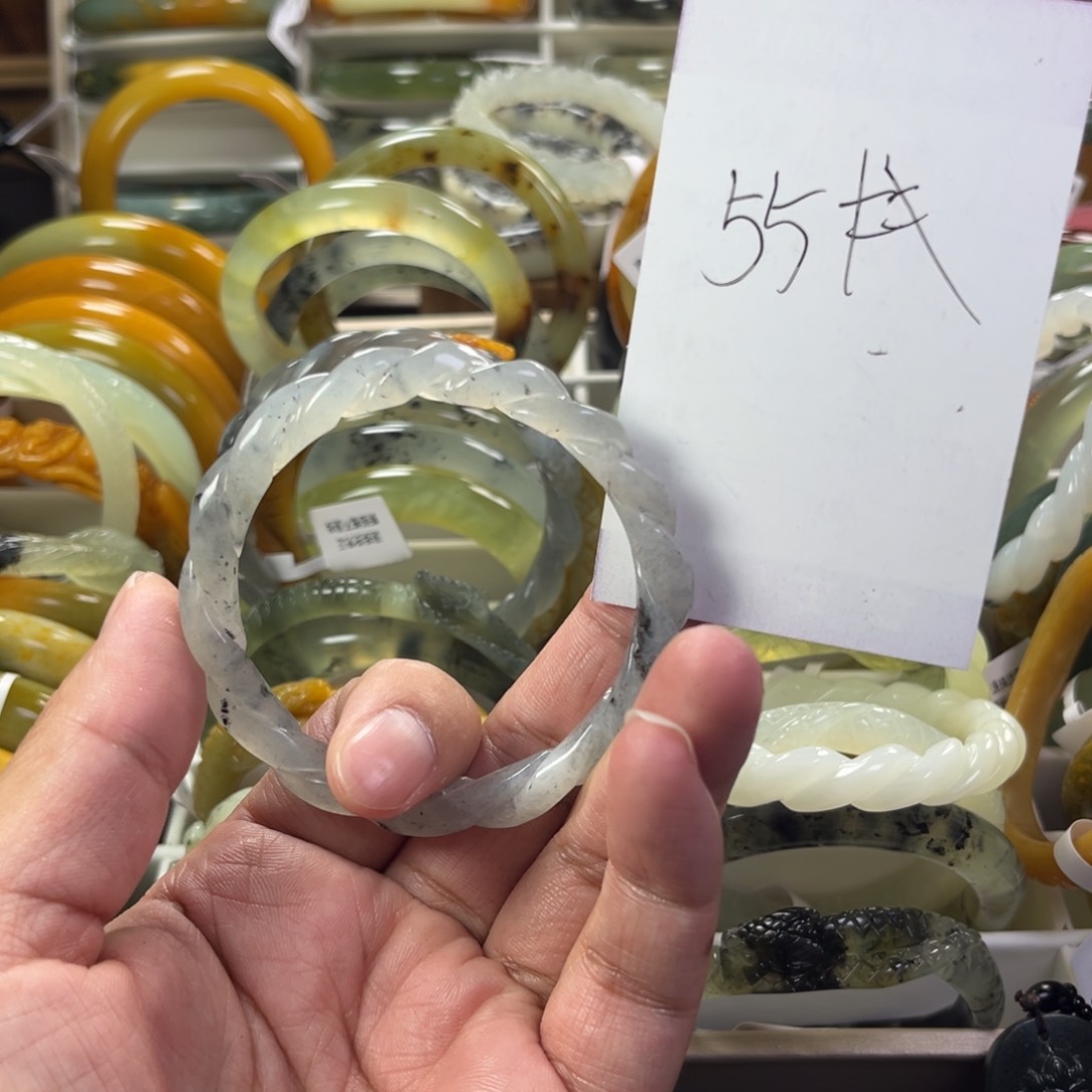 蛇纹石玉手镯未镶嵌