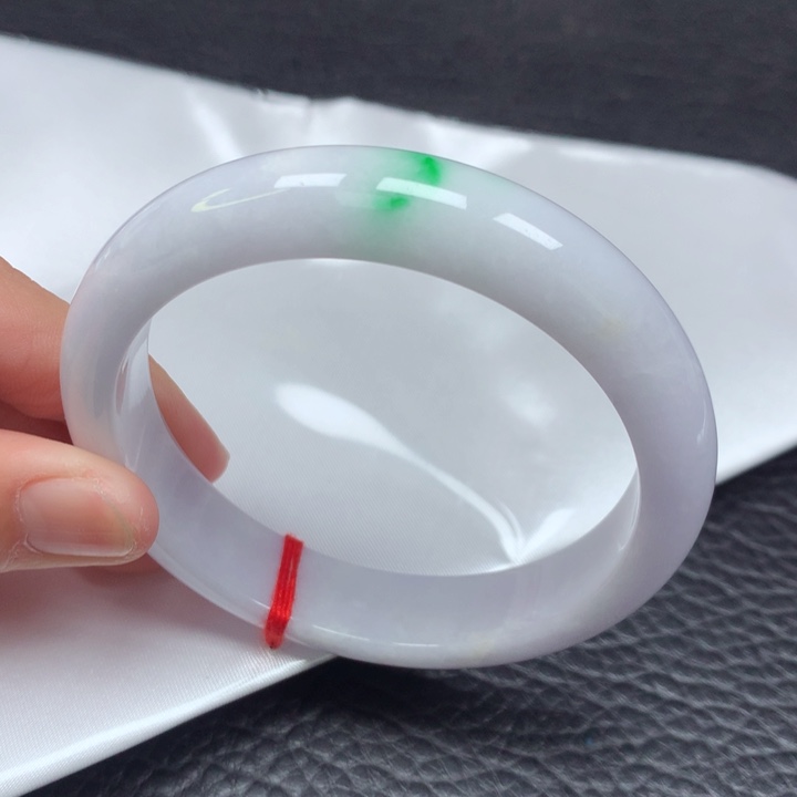 翡翠手镯未镶嵌。