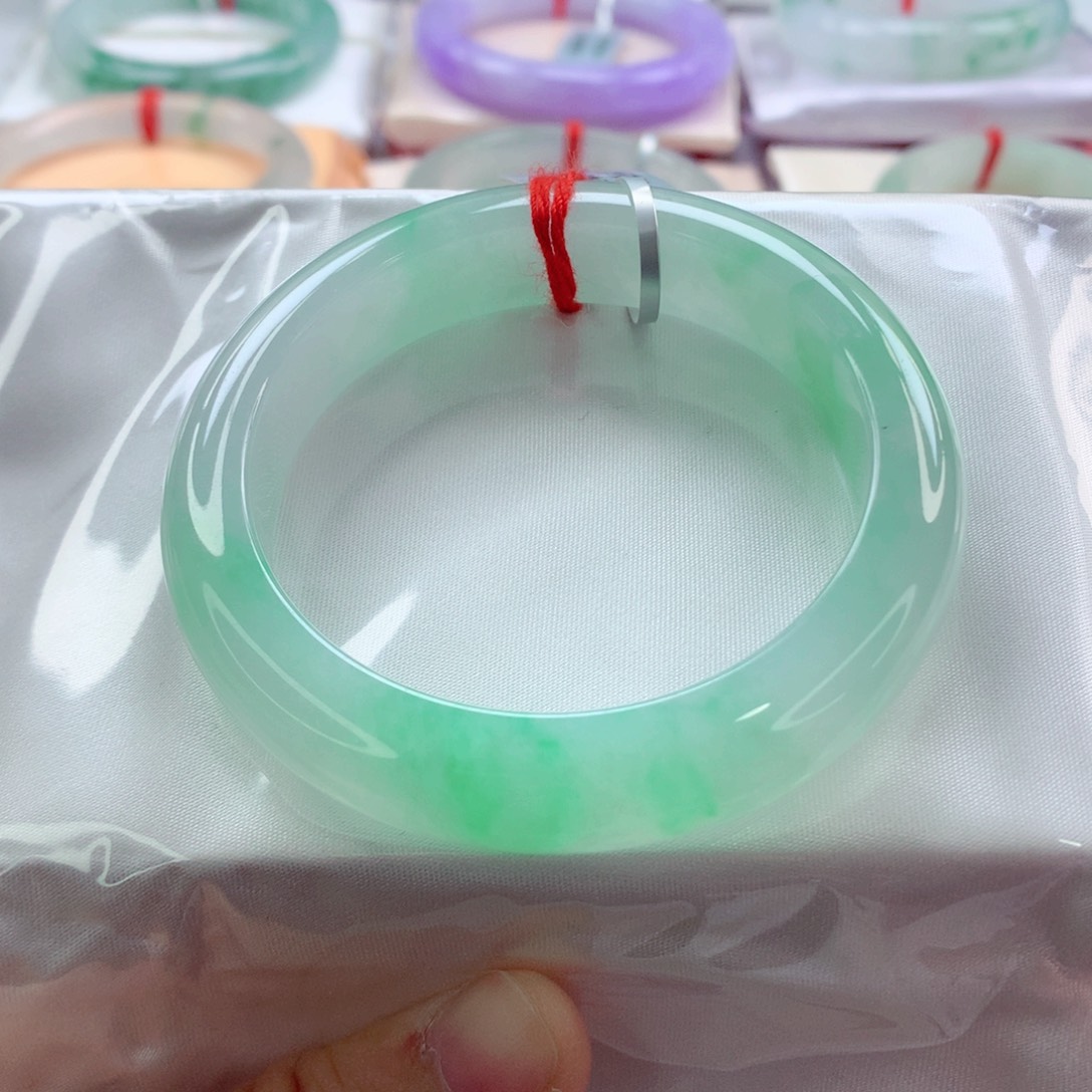 翡翠手镯未镶嵌53.8起胶细腻飘绿A