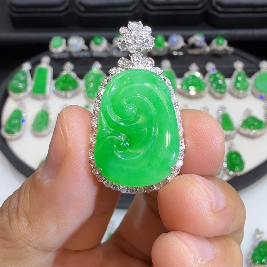 颈饰18K金镶嵌翡翠收到货48小时鉴赏期