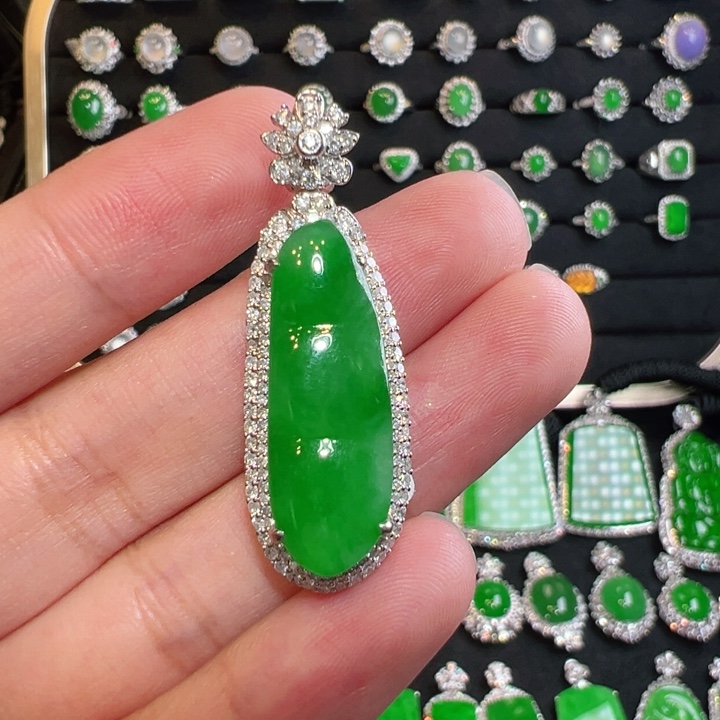 颈饰18K金镶嵌翡翠冰阳绿福豆吊坠