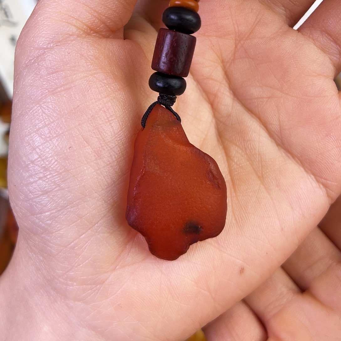 琥珀珠宝奇石未镶嵌。