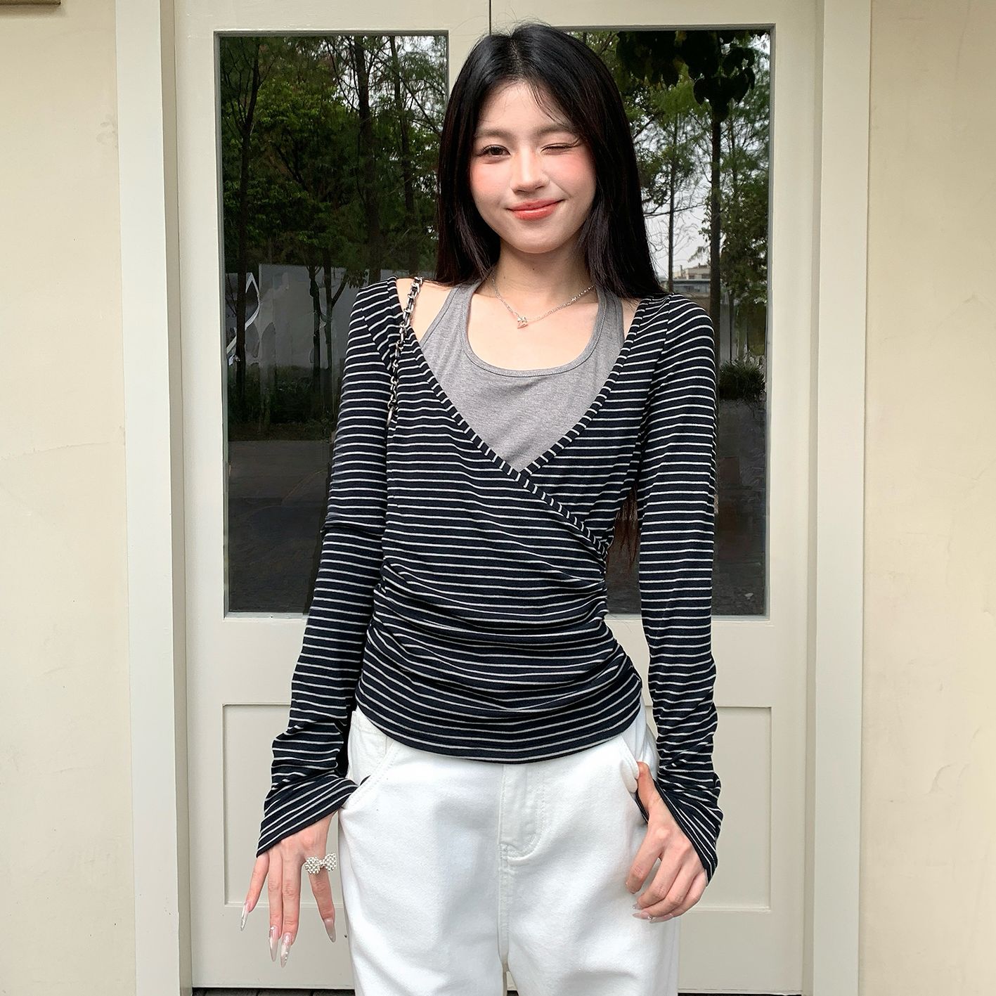 QYao Girls挂脖撞色条纹假两件长袖T恤女早秋显瘦内搭黑色上衣