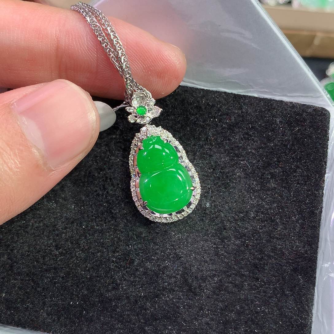 翡翠吊坠(赠链)18K金镶嵌