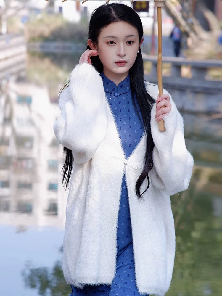 春游出行衣服高质感小众女装穿搭温柔风软糯水貂绒领开衫外套2025