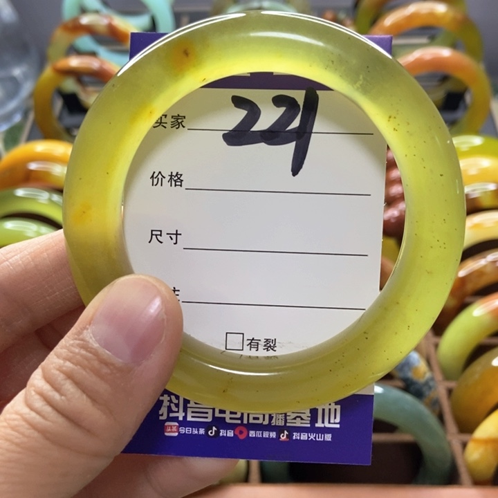 蛇纹石玉手镯未镶嵌两****?