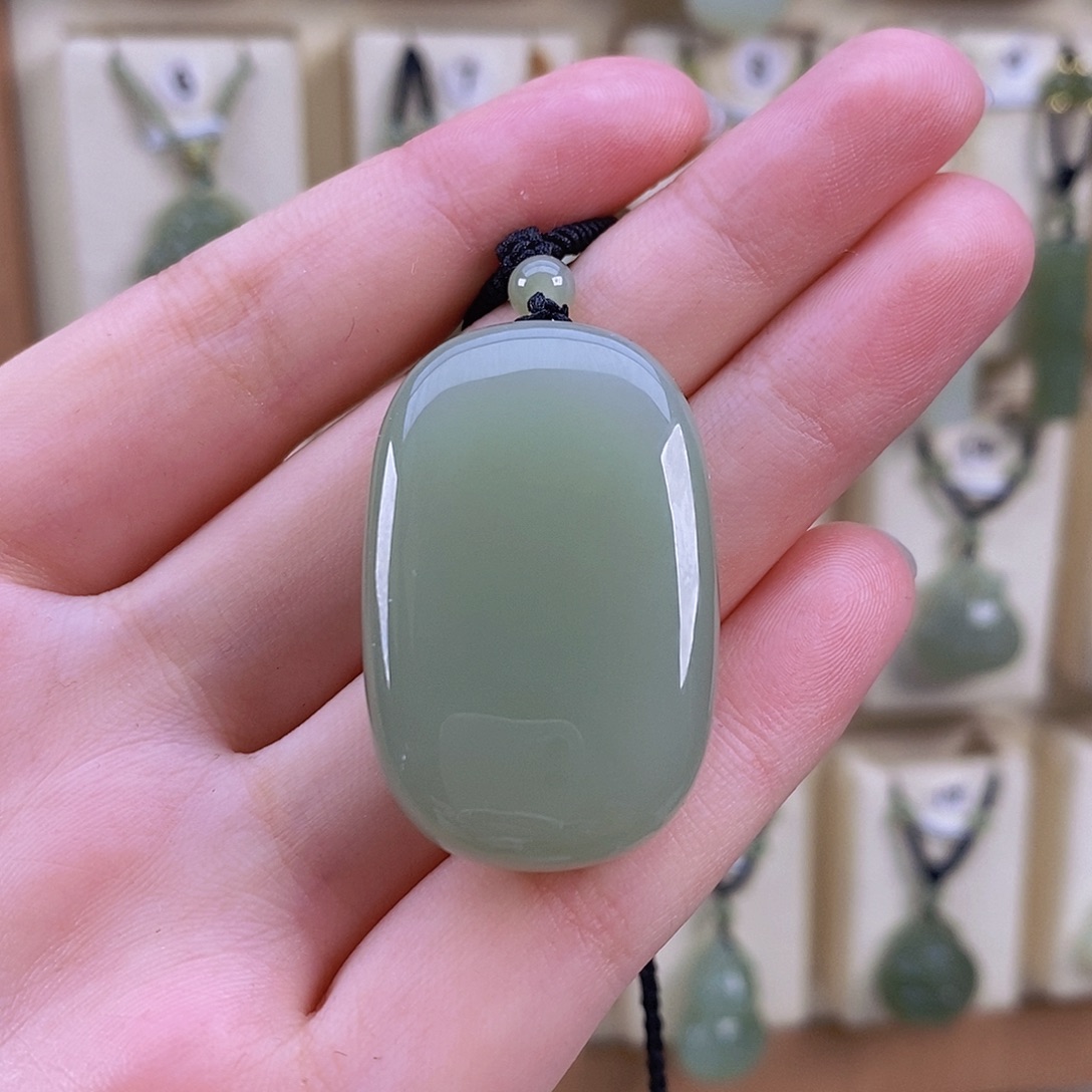 蝴***蝶和田玉未镶嵌颈饰