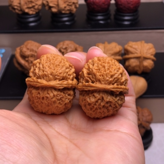 文玩核桃把件龙鳞纹绣球26