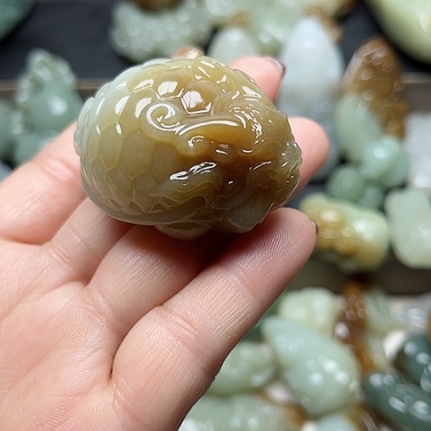 和田玉颈饰未镶嵌牛**牛