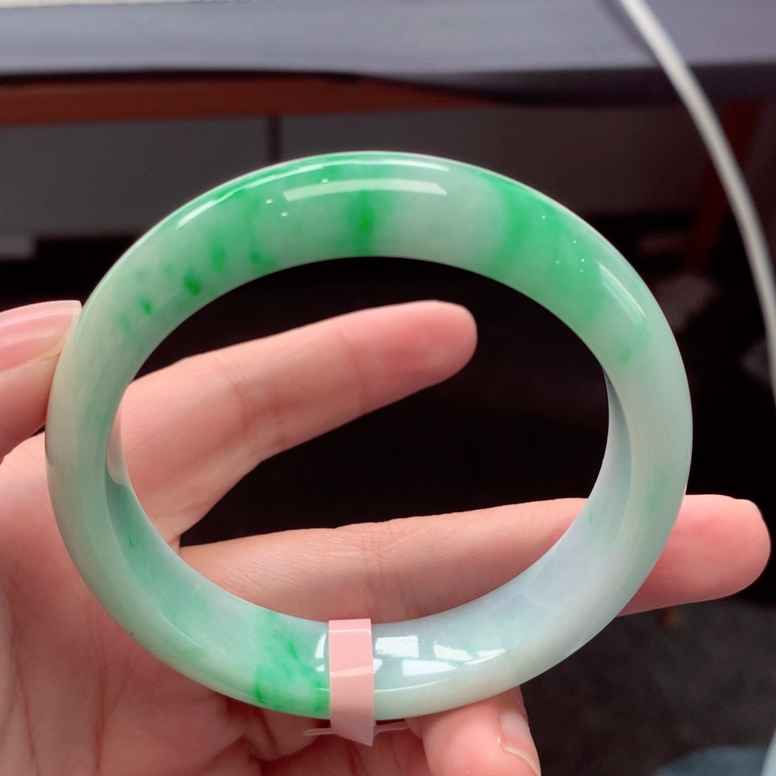 翡翠手镯未镶嵌翡翠