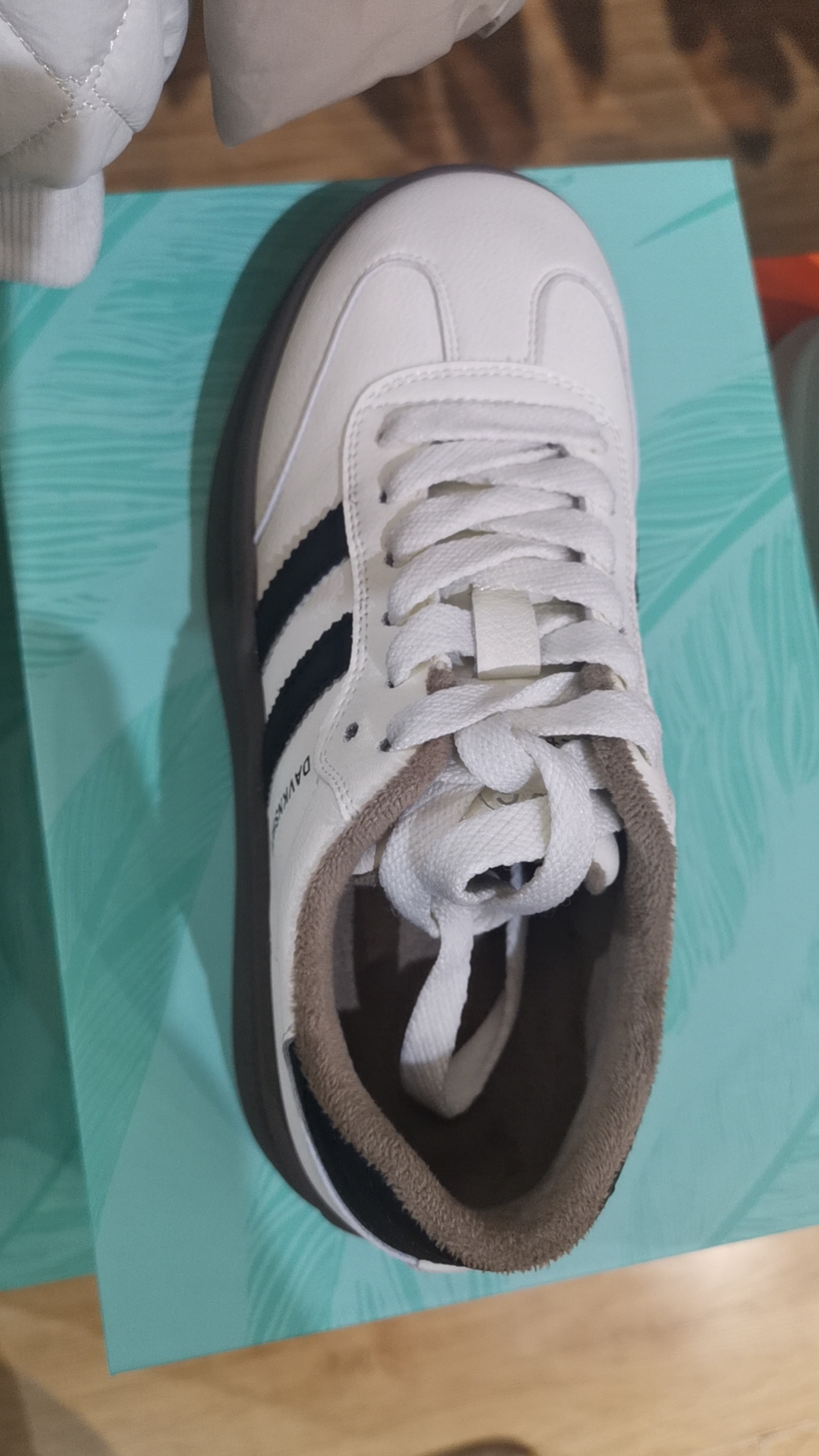 新款女士皮面平板加绒小白鞋