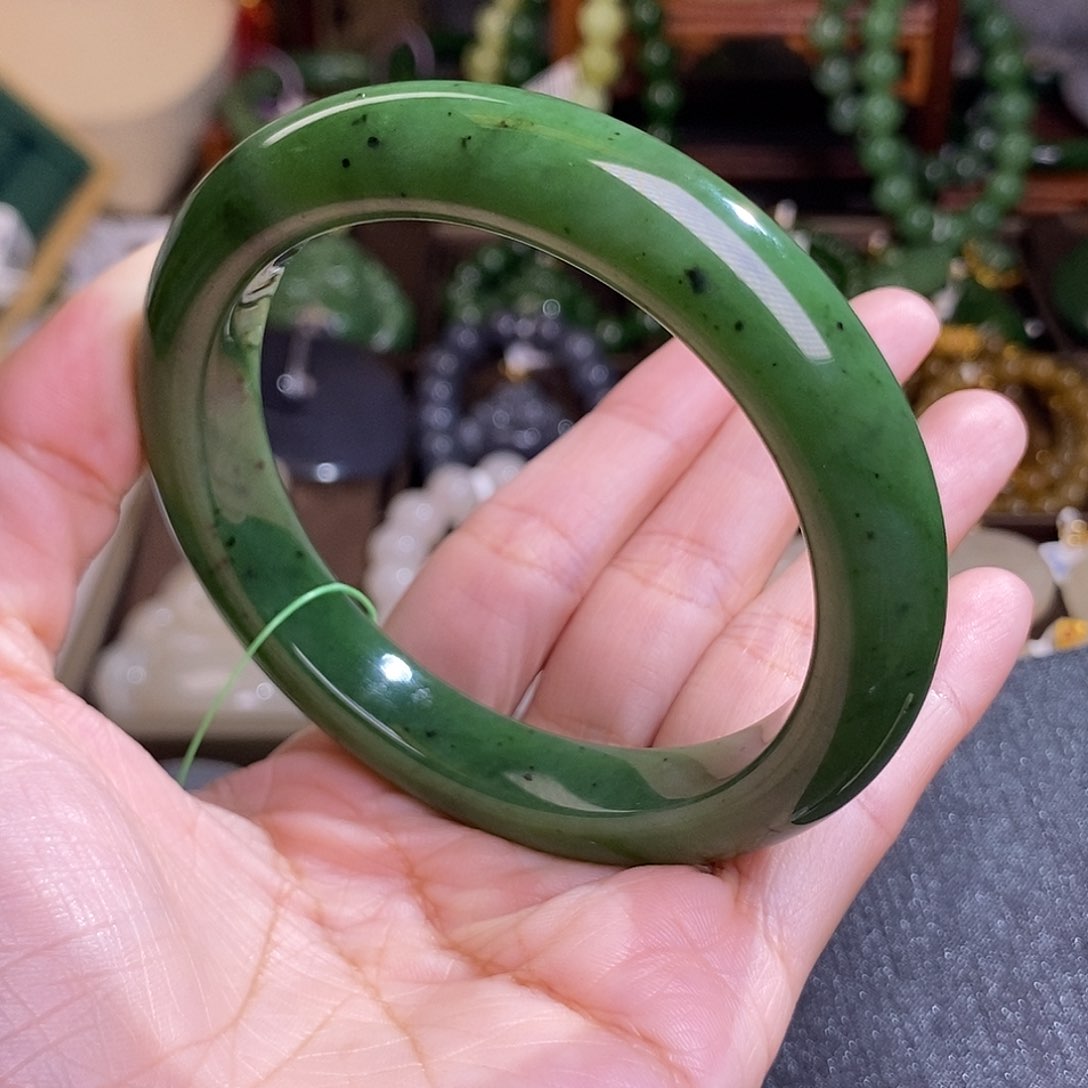 和田玉59 碧玉脂膏级手镯阳绿清货价未镶嵌
