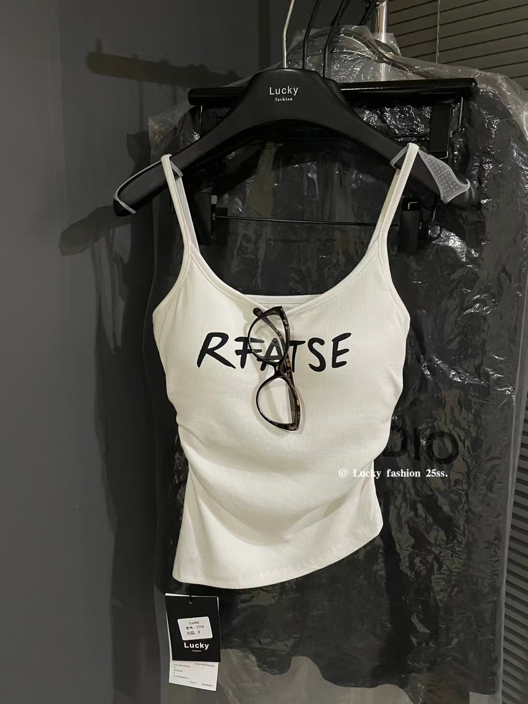 2025夏季韩系辣妹胸垫弹力修身褶皱露腰字母吊带上衣